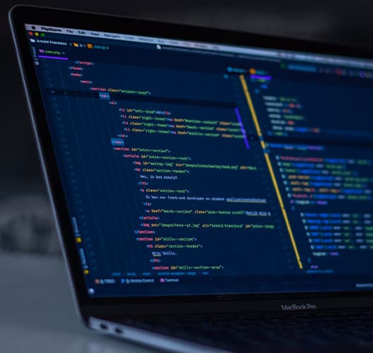 Equipo de desarrollo web trabajando en APE Experience